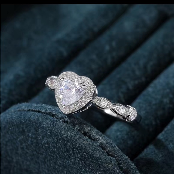 New Women’s 925 Silver Romantic Heart Diamond Ring - Picture 2 of 7